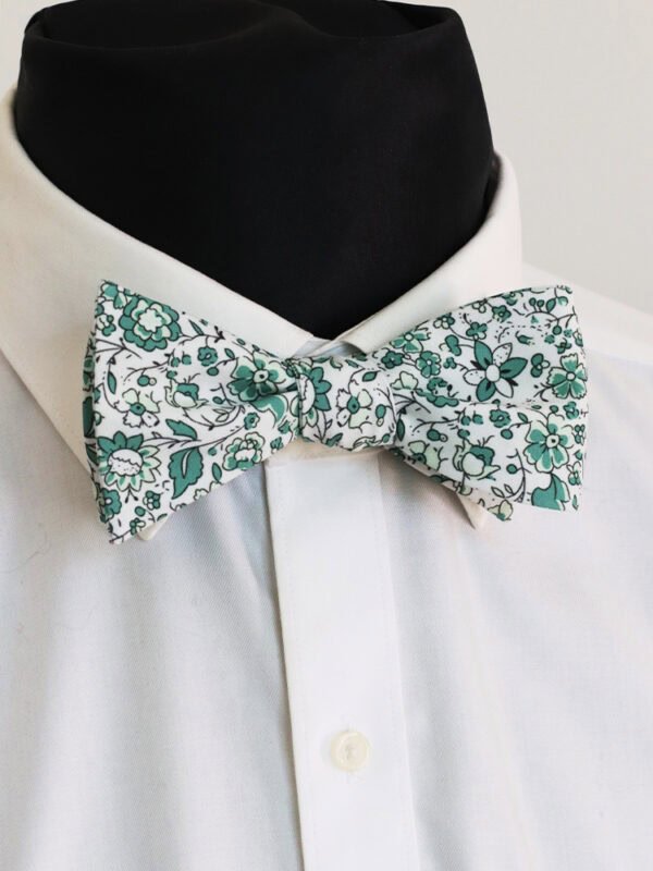 GRASS GEEN LEAF SELF-TIED BOW TIE