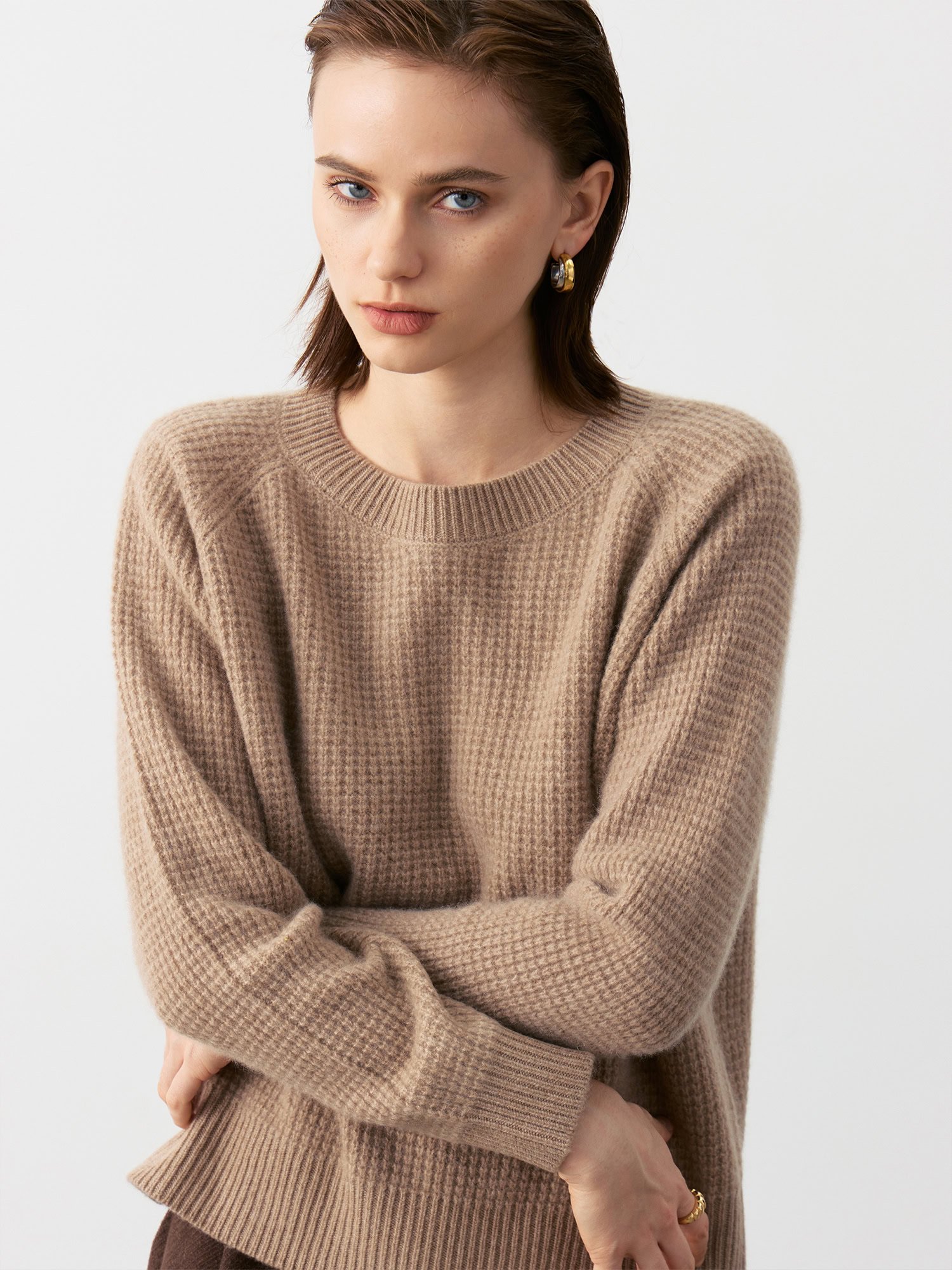 Model Wearing Pure Cashmere Crew Neck Sweater – Beige Waffle Knit, Elegant Casual Look with Refined Knit Detail